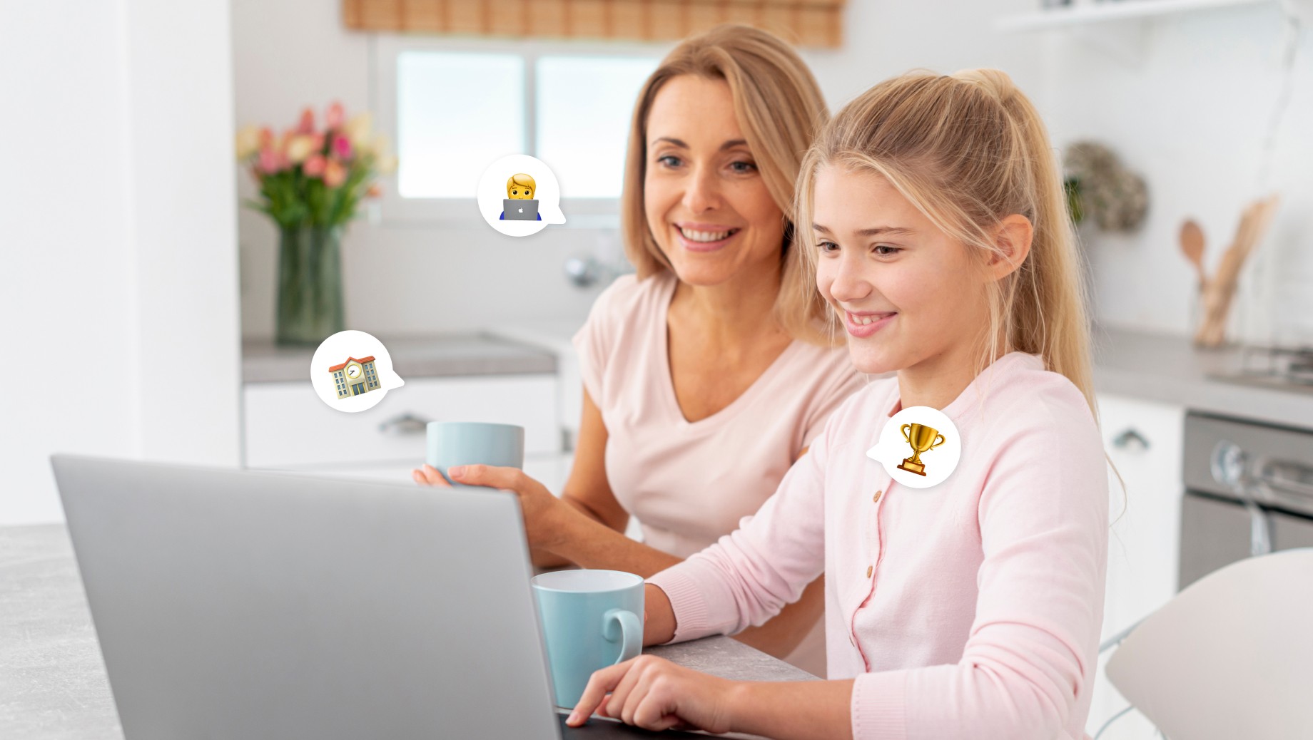 Работа доча. Бизнес мама. Семья за компьютером. Фото с ноутбуком мама с дочкой. Мама за ноутбуком и ребенок за ноутбуком.