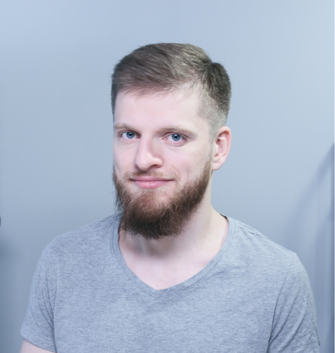 Мужчина в серой футболке, учитель математики. Иван - преподаватель летних математических школ «Берендеевы Поляны» и «Алые Паруса».