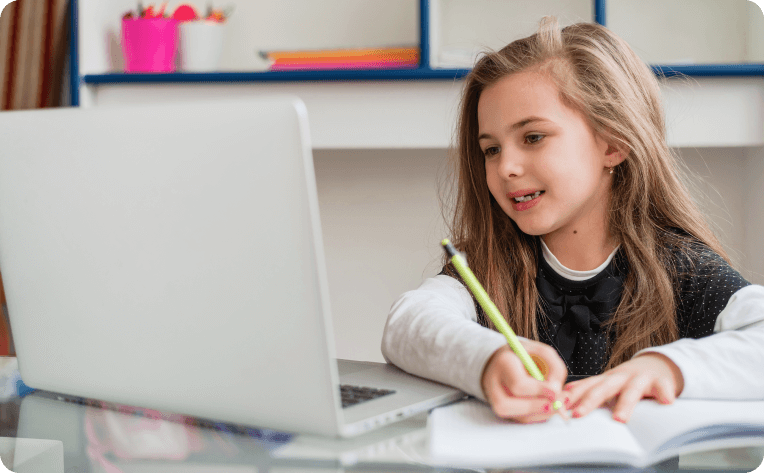 Маленькая девочка с распущенными волосами занимается онлайн